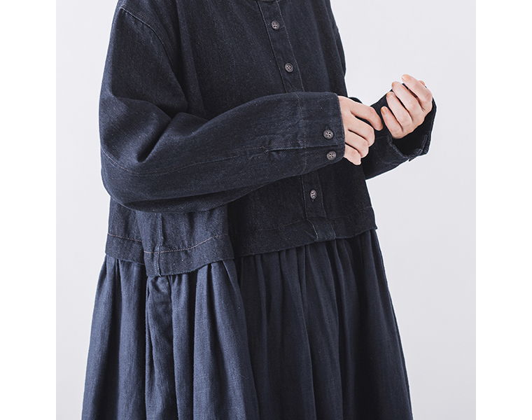 &yarn  デニムドッキングワンピースのウエストと袖ラインのディテール