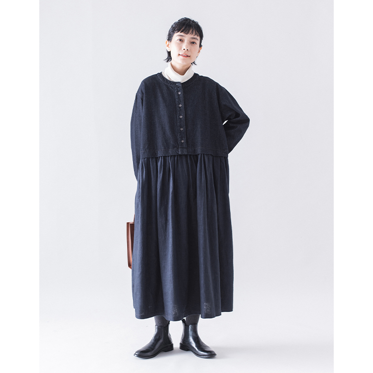 &yarn  デニムドッキングワンピースにタートルネックを合わせた着こなしアレンジ