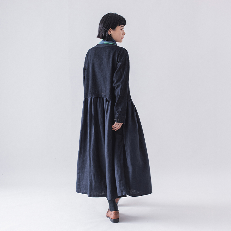 &yarn  デニムドッキングワンピースを来た女性の後ろ姿