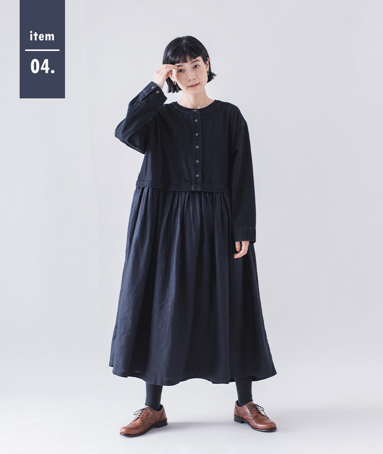 &yarn  デニムドッキングワンピースを来た女性の全身