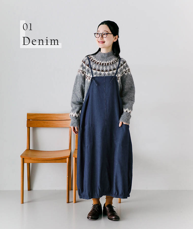 cloudnineの5.4oz布帛デニムエプロンバルーンワンピース ネイビーを着用したモデルの全身正面