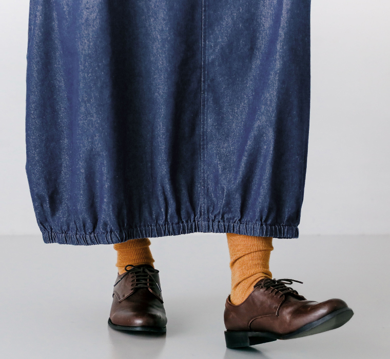 5.4oz布帛デニムエプロンバルーンワンピース ネイビーの裾部分アップ