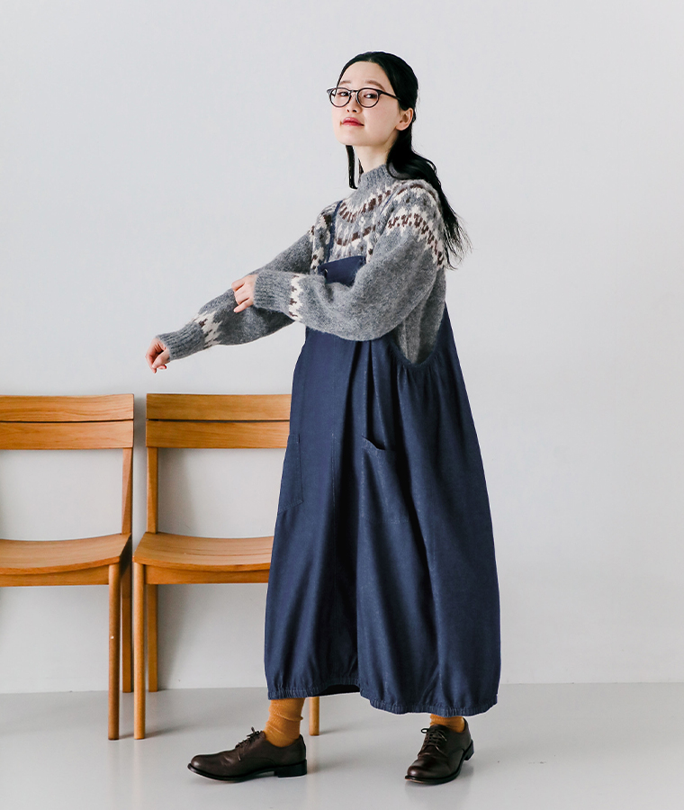 5.4oz布帛デニムエプロンバルーンワンピース ネイビーを着用したモデルの全身横向き