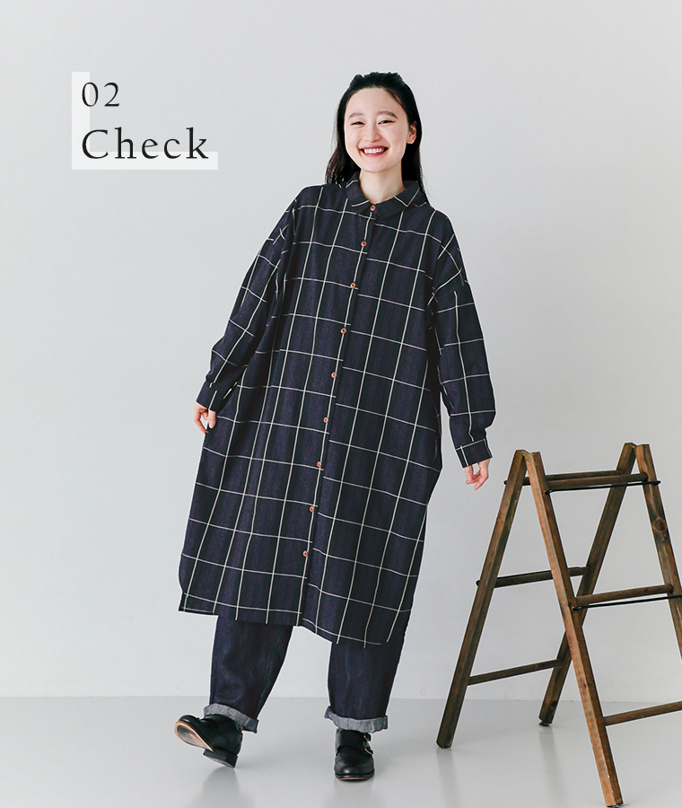 COLORKのアンティークCHECKミニ襟ワンピース ネイビーを着用したモデルの全身正面