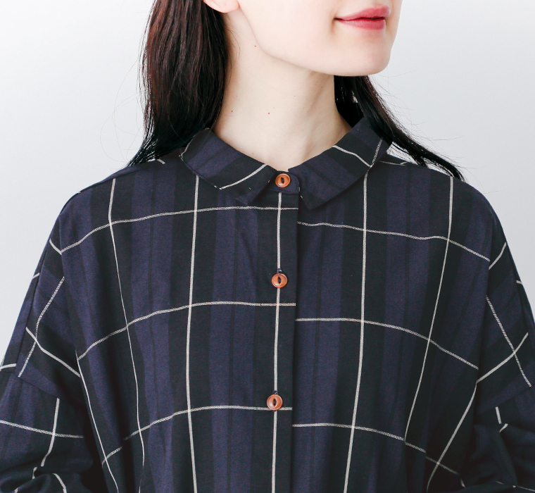 アンティークCHECKミニ襟ワンピース ネイビーのミニ襟と前立て部分アップ