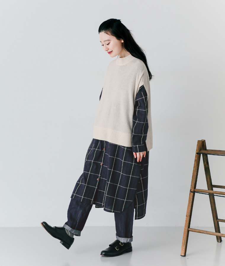 アンティークCHECKミニ襟ワンピース ネイビーを着用したモデルの全身横向き