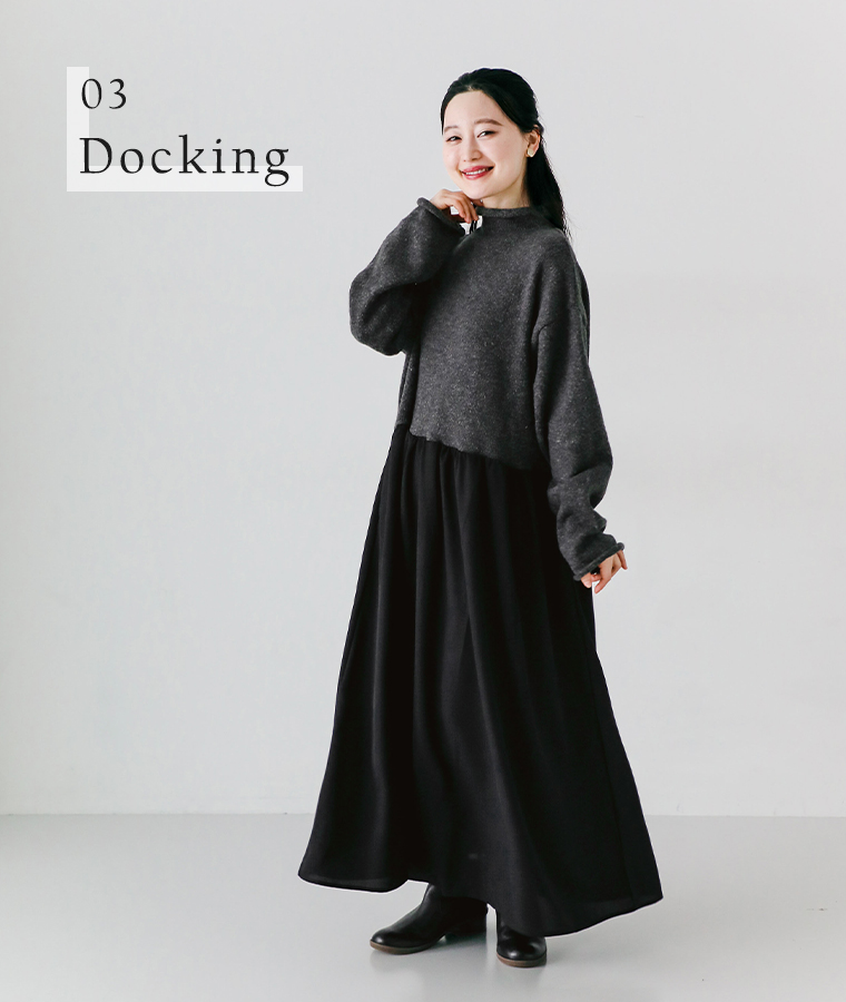 nodのニットドッキングワンピース チャコールを着用したモデルの全身正面