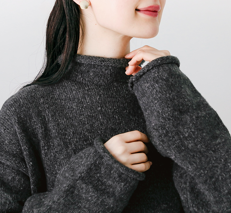 ニットドッキングワンピース チャコールを着用したモデルの上半身クローズアップ