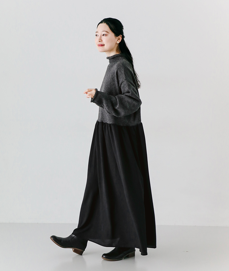 ニットドッキングワンピース チャコールを着用したモデルの全身横向き