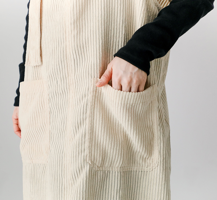 太いコーデュロイジャンパースカート アイボリーのポケット部分アップ