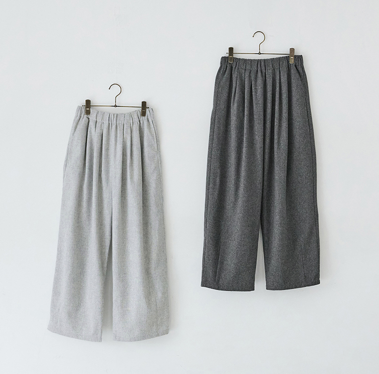 &yarn起毛ゆったりワイドパンツライトグレーとダークグレーのワイドパンツをハンガーに掛けた商品画像