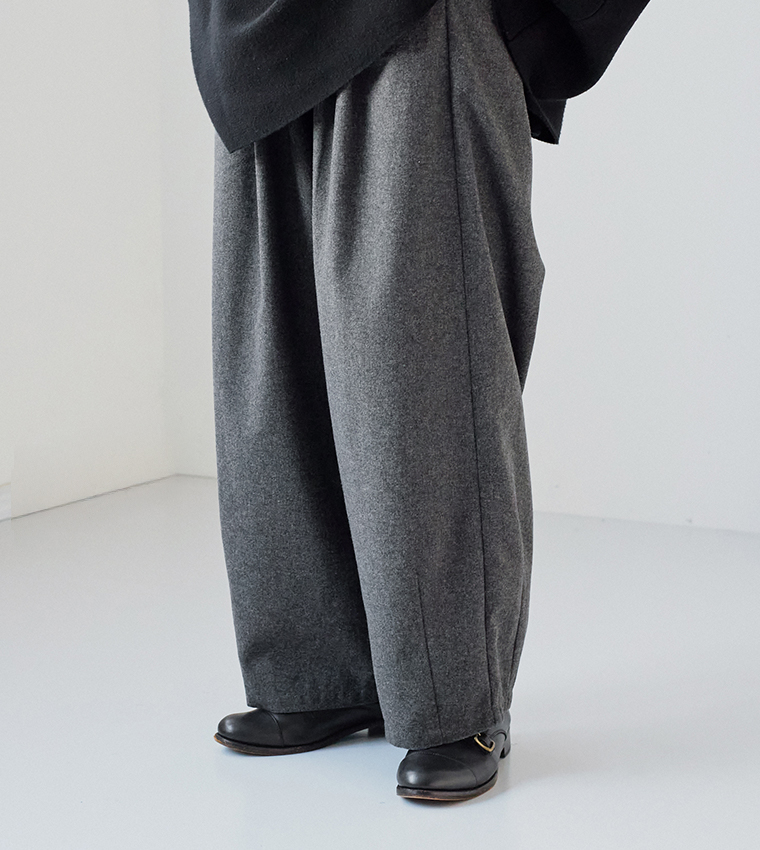 ダークグレーのワイドパンツと黒のシューズの足元コーディネート