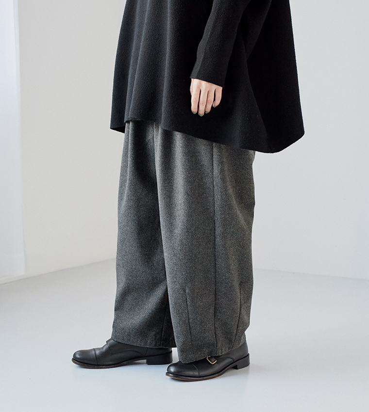 ダークグレーのワイドパンツのサイドシルエットと着こなし