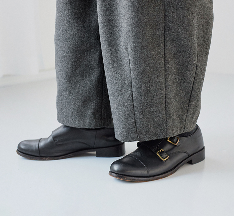 ダークグレーのワイドパンツと黒のシューズの足元コーディネート