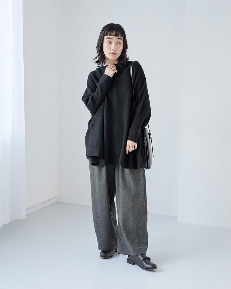 ダークグレーのワイドパンツの着こなし