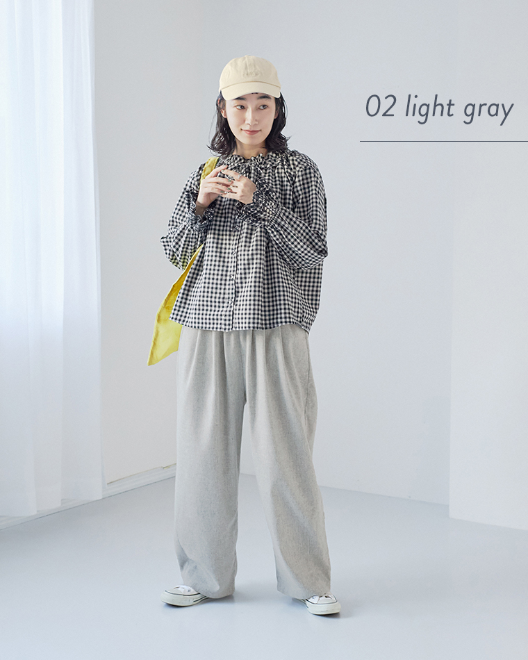 ライトグレーのワイドパンツを使ったカジュアルコーディネート（ベージュキャップ・ギンガムチェックシャツ）