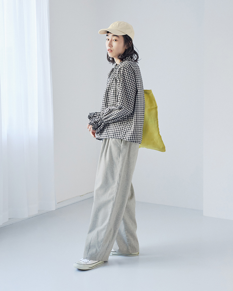 イトグレーのワイドパンツのバックスタイルとギンガムチェックシャツのコーディネート