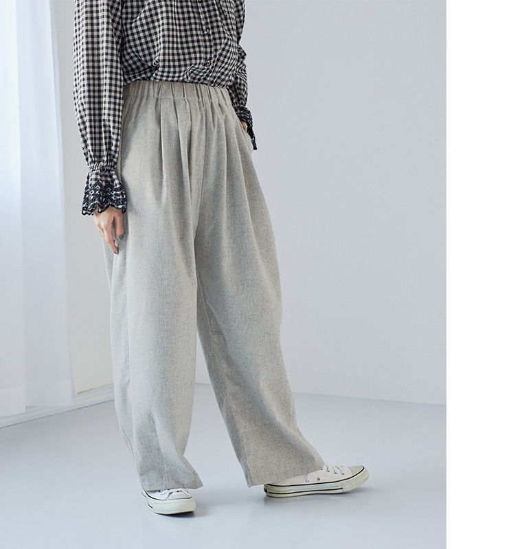 ライトグレーのワイドパンツとギンガムチェックシャツの正面アップコーディネート