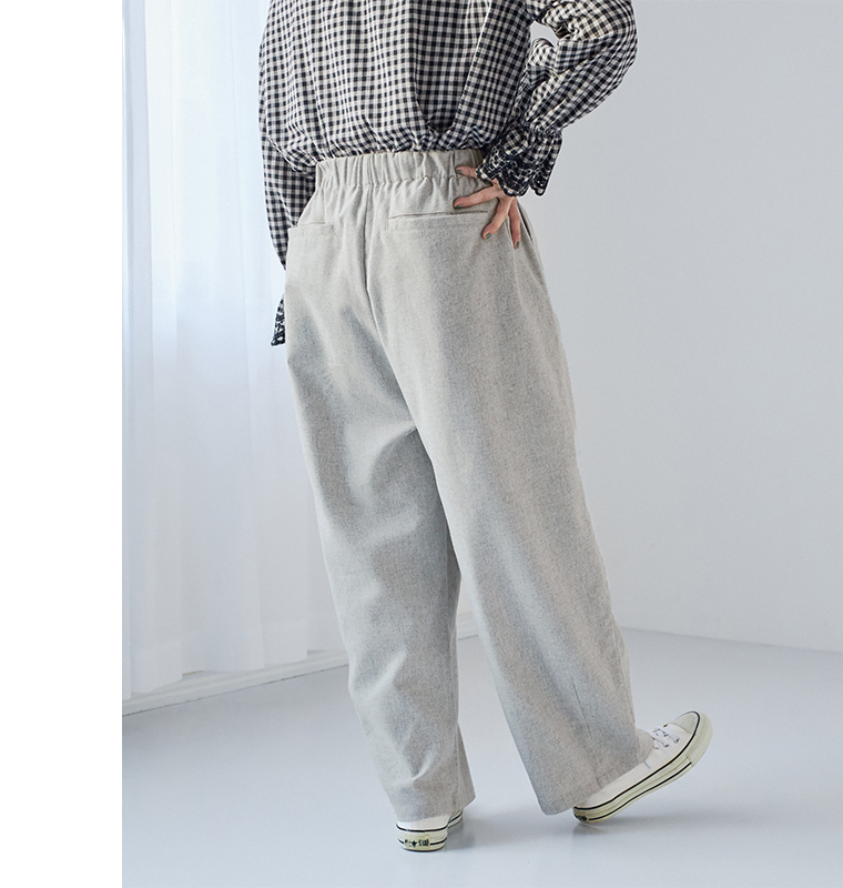 ライトグレーのワイドパンツのサイドシルエットとカジュアルコーディネート