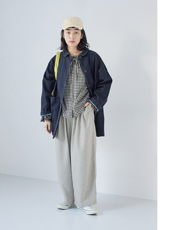 ライトグレーのワイドパンツにデニムジャケットを羽織ったカジュアルコーディネート