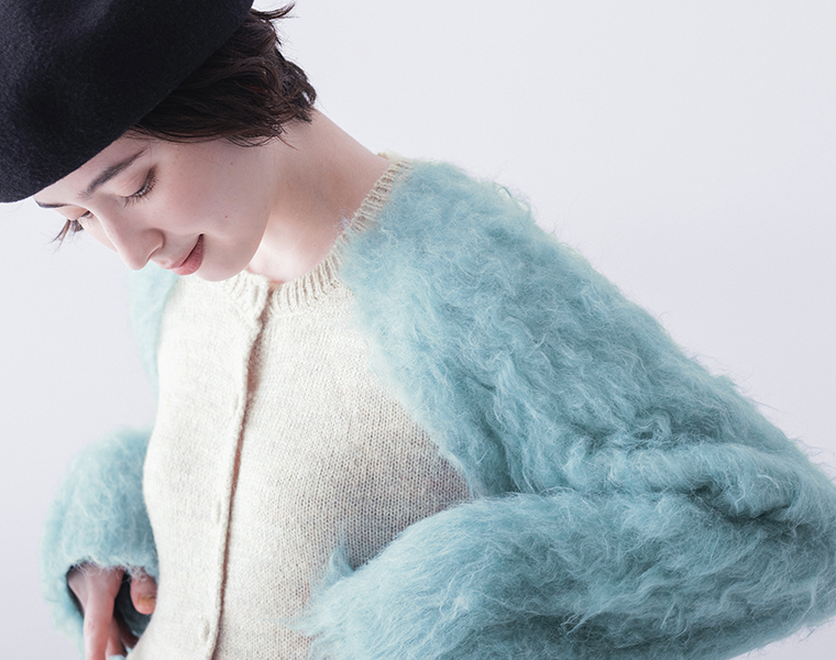 kilki 異素材ミックスニットカーディガン ブルー 起毛素材の袖とニット身頃の質感