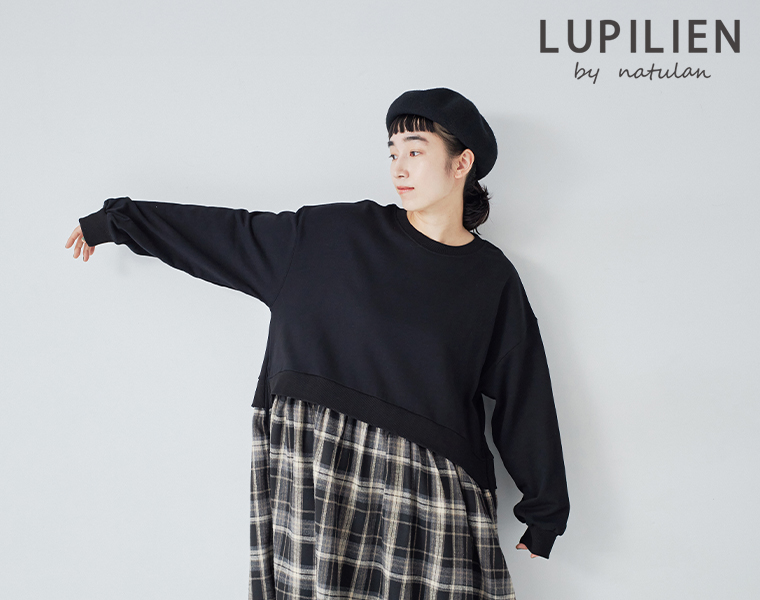 LUPILIEN by natulanの別注 裏毛切替ワンピース、ブラックチェック柄の着用イメージ。裏毛トップスとチェック柄スカートの切り替えデザインが映えるコーディネート写真。