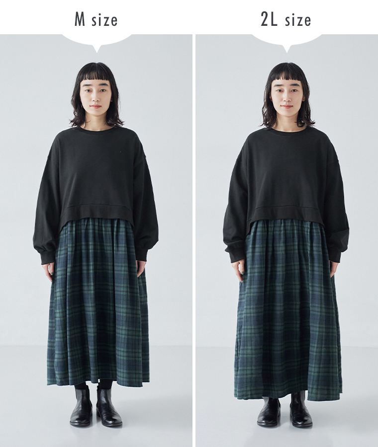別注 裏毛切替ワンピースのブラックウォッチ柄を、Mサイズと2Lサイズで着用した比較写真。着丈や身幅の違いが分かる正面スタイル。