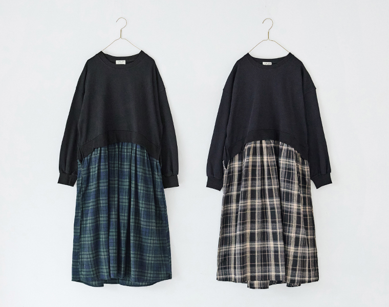 LUPILIEN by natulanの別注 裏毛切替ワンピース。ブラックウォッチとブラックチェックの2色をハンガーに掛けて並べた商品画像。