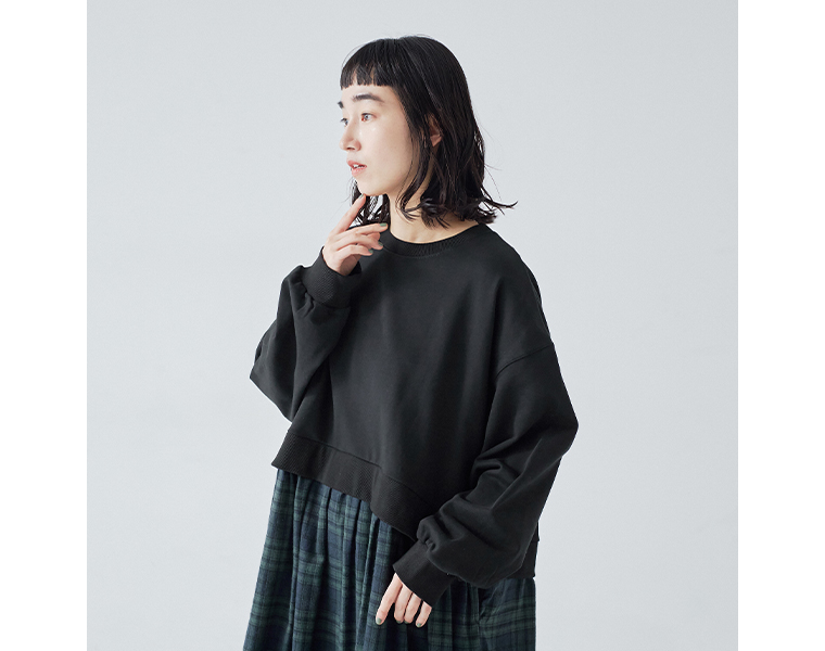 別注 裏毛切替ワンピースの着用イメージ。裏毛素材のトップス部分が見える上半身寄りのカット。