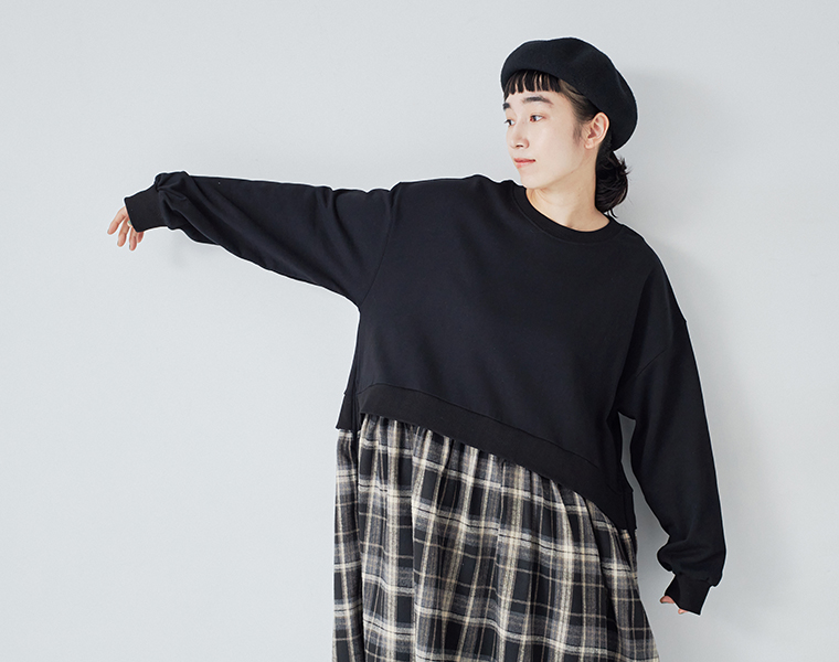 別注 裏毛切替ワンピースのブラックチェック柄着用イメージ。裏毛トップス部分が見える上半身寄りのカット。