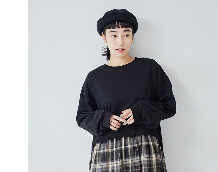別注 裏毛切替ワンピースの着用イメージ。黒いベレー帽を合わせた、上半身寄りのカット。