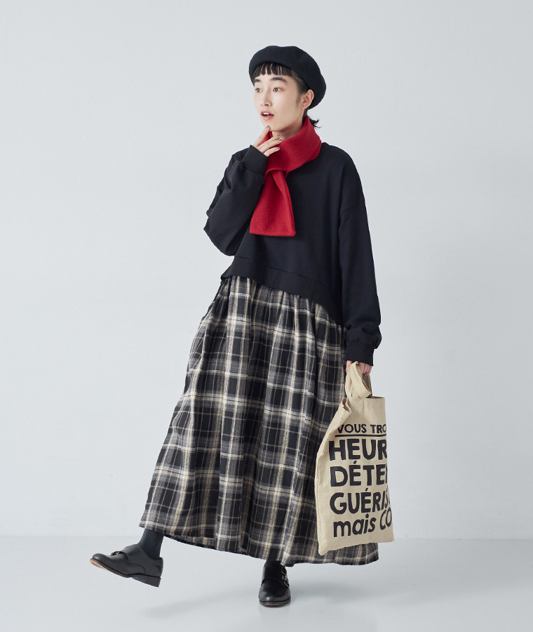 ブラックチェック柄の別注 裏毛切替ワンピースに、赤いマフラーとトートバッグを合わせた全身コーディネート写真。