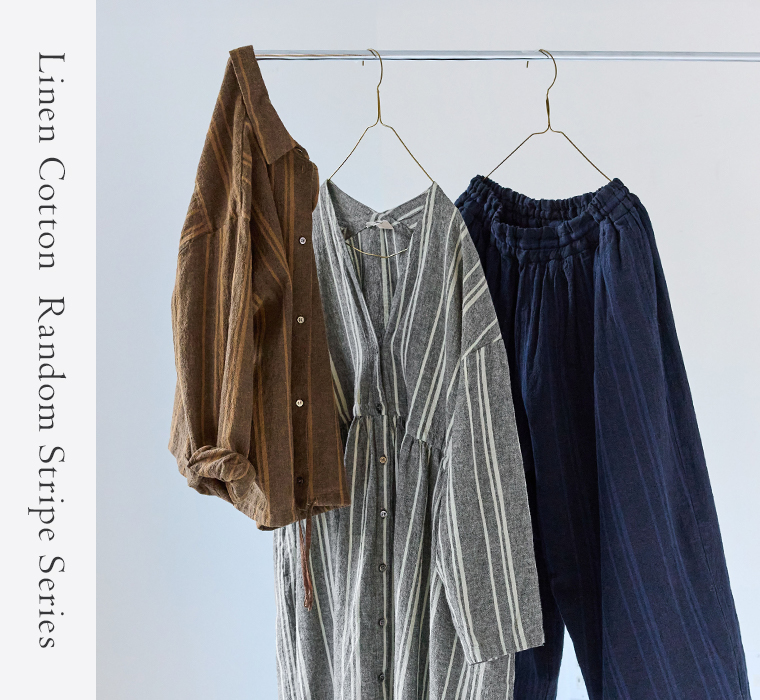 リネンコットンオリジナルランダムストライプシリーズのシャツとドレスとパンツをハンガーに掛けた商品画像