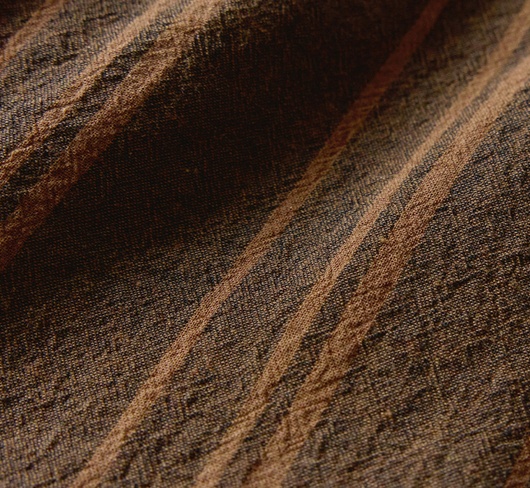 リネンコットンオリジナルランダムストライプシャツの生地アップ（ブラウン）