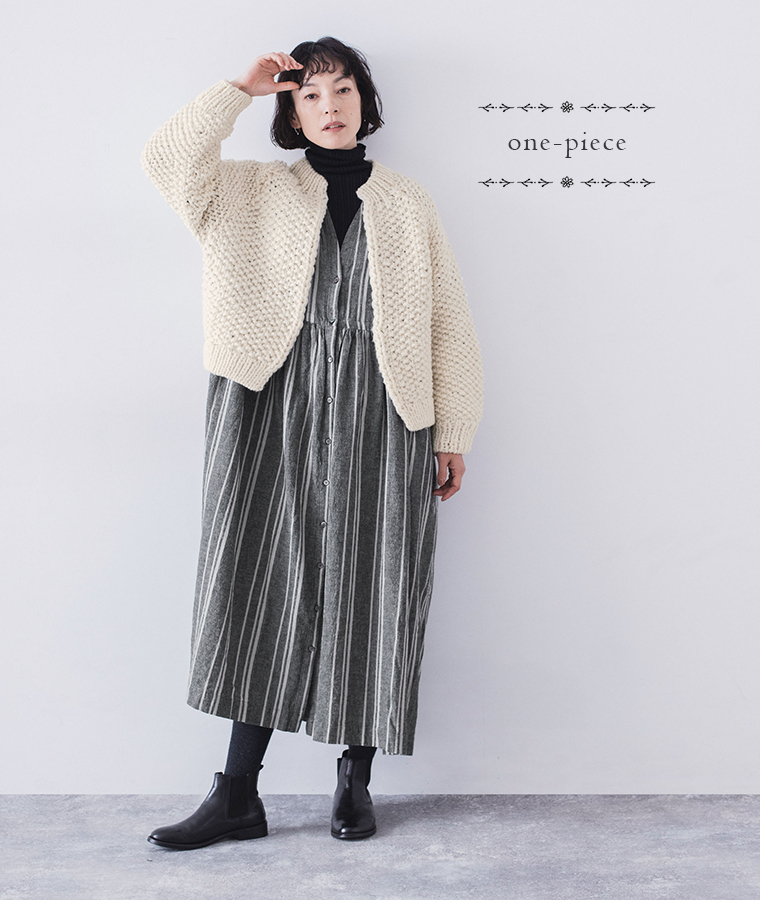リネンコットンオリジナルランダムストライプドレスを黒のタートルネックとカーディガンに重ねたコーディネート