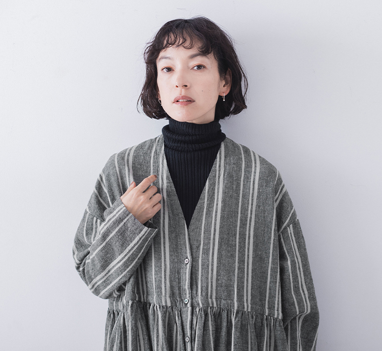 リネンコットンオリジナルランダムストライプドレスを黒のタートルネックに重ねた正面コーディネート