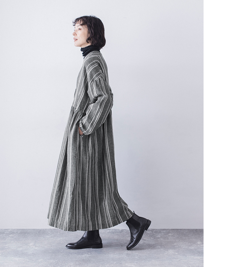 リネンコットンオリジナルランダムストライプドレスを黒のタートルネックに重ねたサイドシルエット