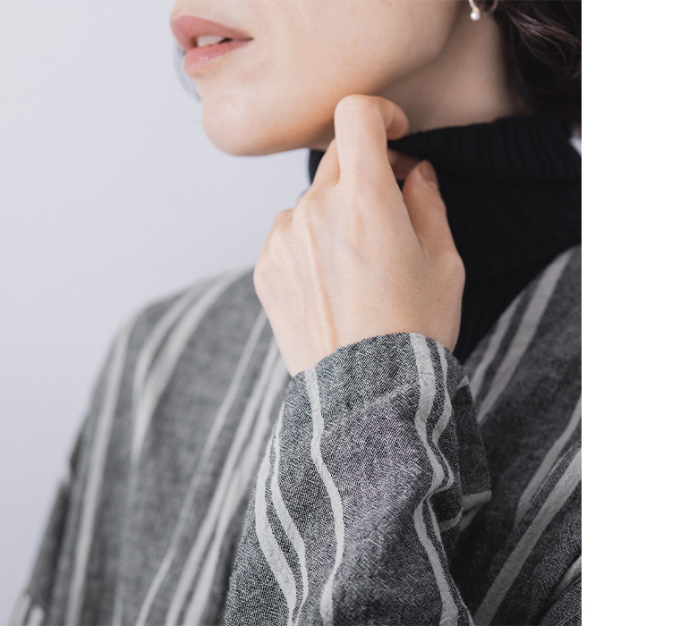 リネンコットンオリジナルランダムストライプドレスの首元ディテールと黒のタートルネックの重ね着