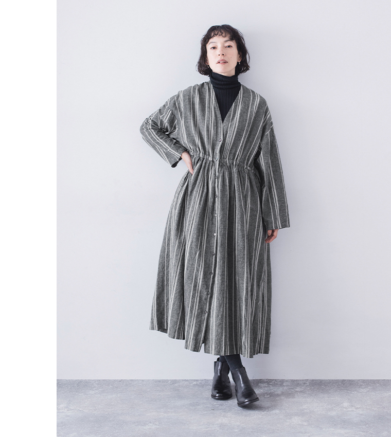 リネンコットンオリジナルランダムストライプドレスを黒のタートルネックとブーツに合わせたコーディネート