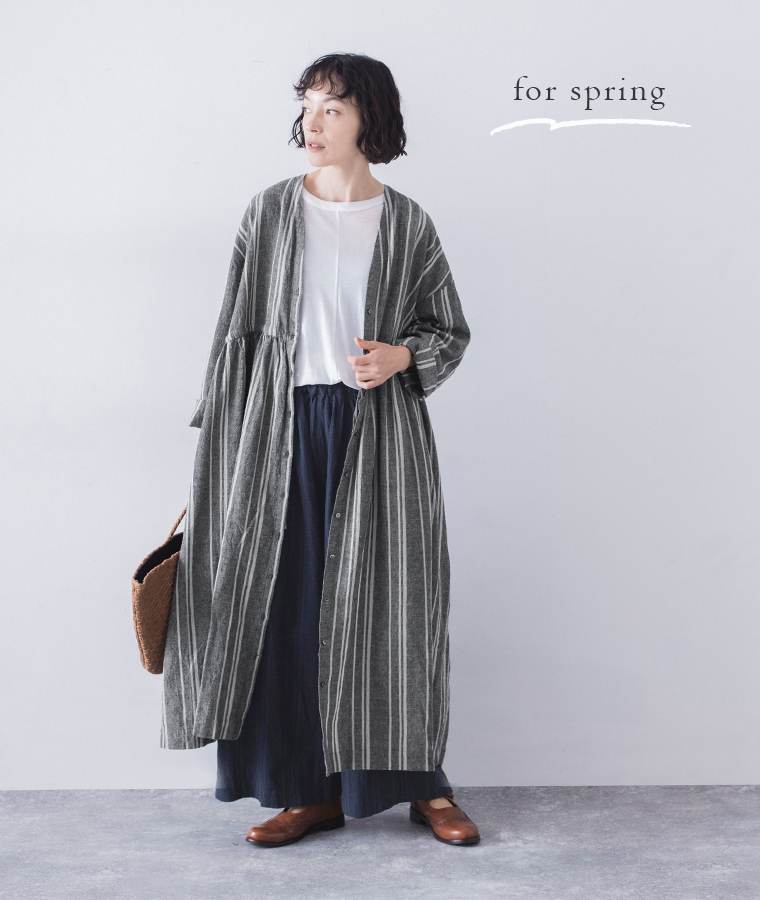 リネンコットンオリジナルランダムストライプドレスを白のTシャツとパンツに重ねた春のコーディネート