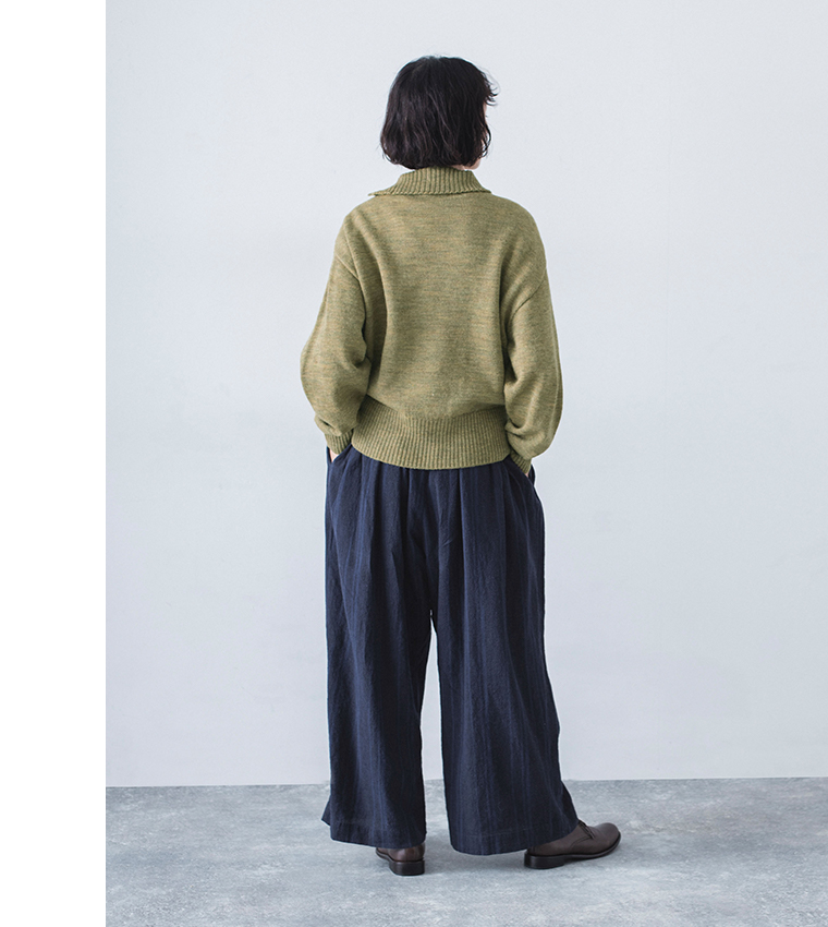 リネンコットンオリジナルランダムストライプパンツをイエローグリーンのニットに合わせたバックシルエット