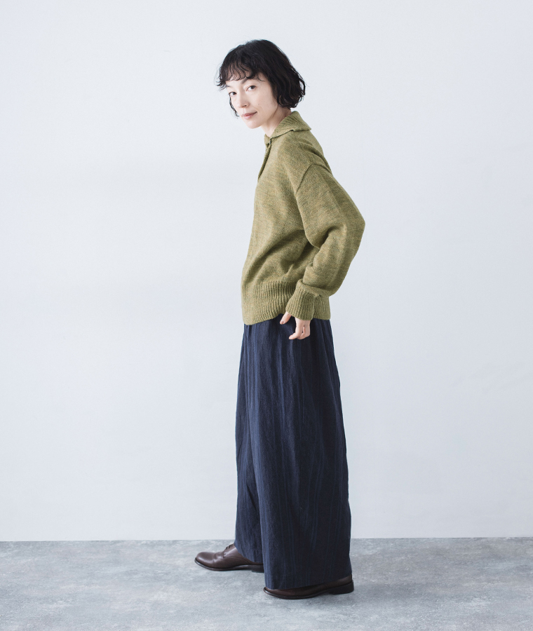 リネンコットンオリジナルランダムストライプパンツをイエローグリーンのニットに合わせたサイドコーディネート