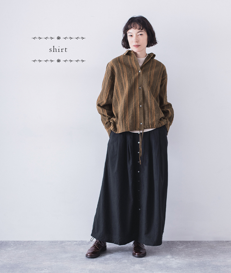 リネンコットンオリジナルランダムストライプシャツを黒のスカートに合わせた正面コーディネート