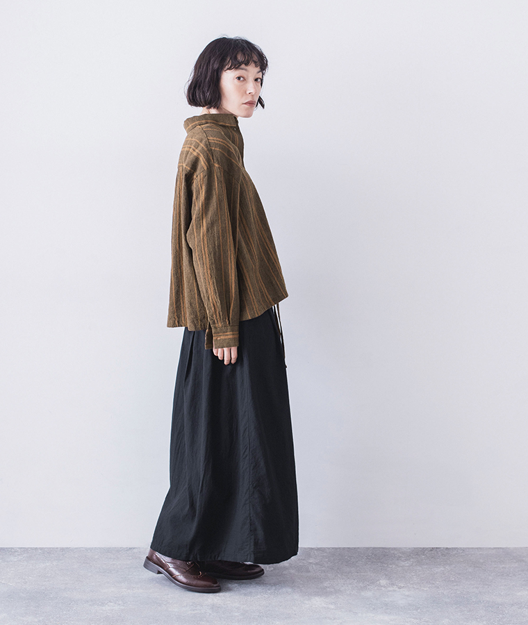 リネンコットンオリジナルランダムストライプシャツを黒のスカートに合わせたサイドコーディネート
