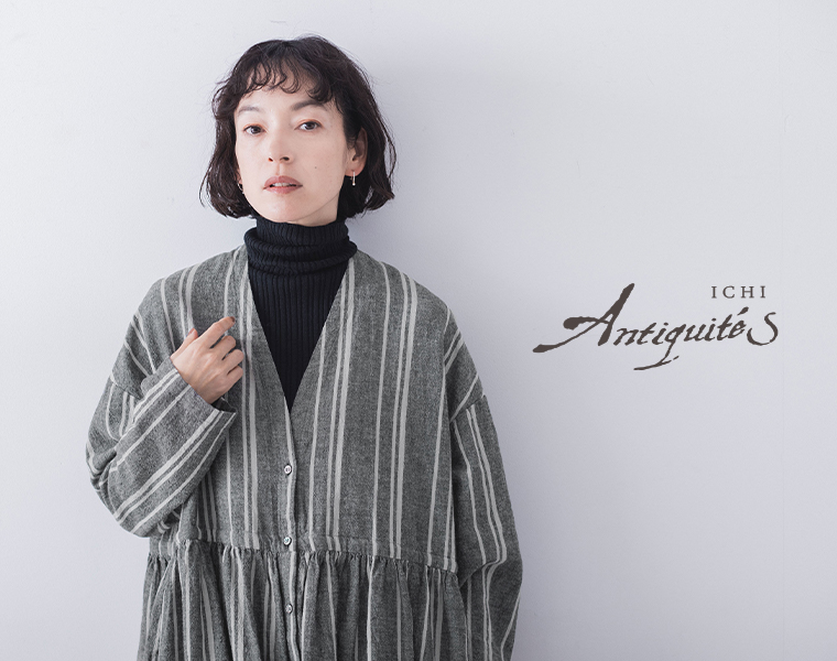 ICHI Antiquitésのリネンコットンオリジナルランダムストライプドレスを黒のタートルネックに重ねたコーディネート