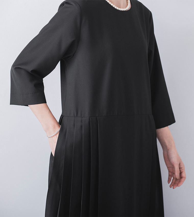 ブラックのワンピース単品のポケットより