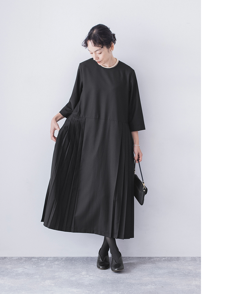 ブラックのワンピース単品の正面スタイル（プリーツスカート）