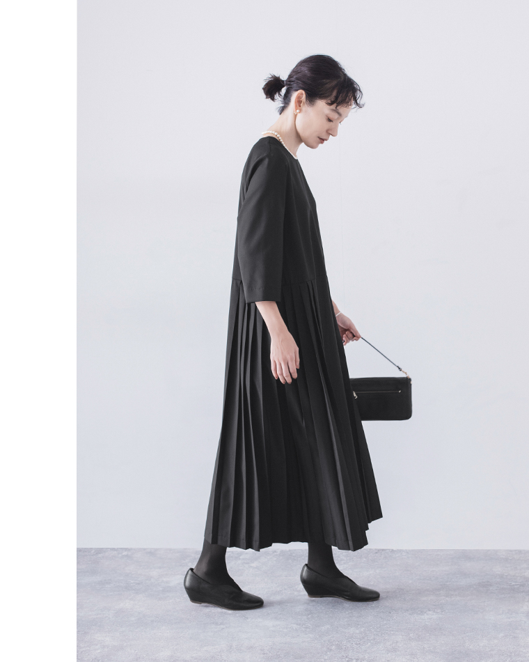 ブラックのワンピース単品の横姿