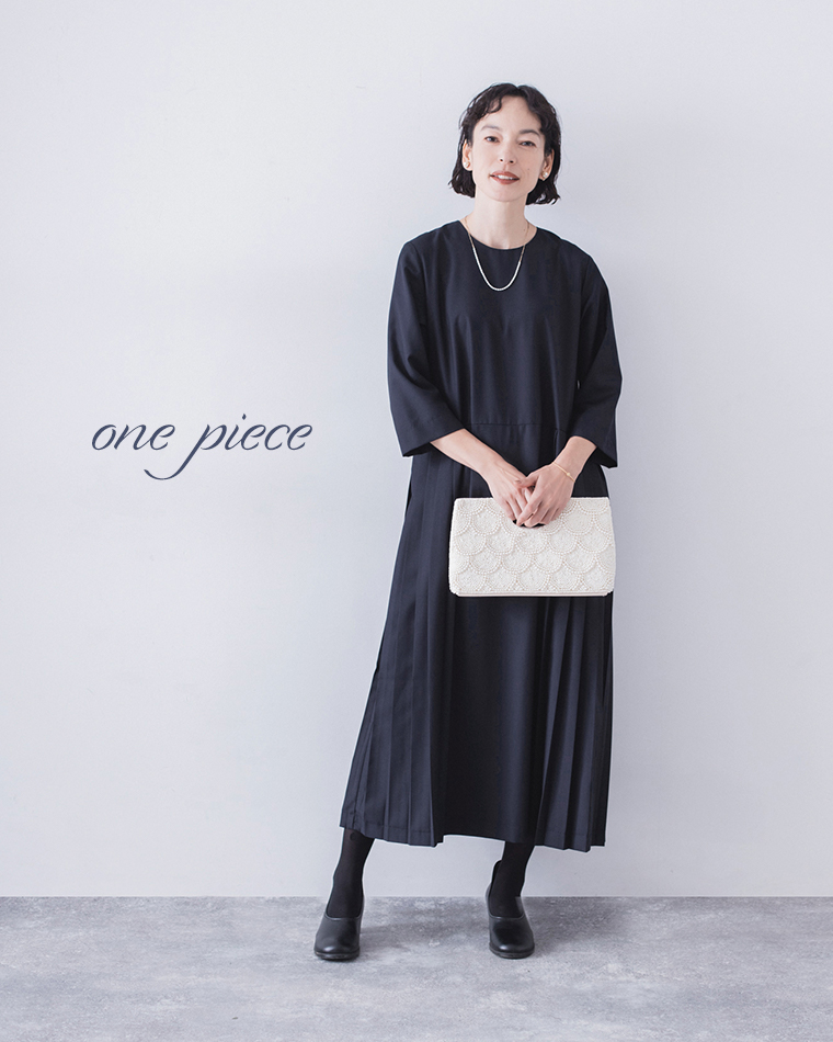 ネイビーのワンピースをクラッチバッグと合わせたコーディネート