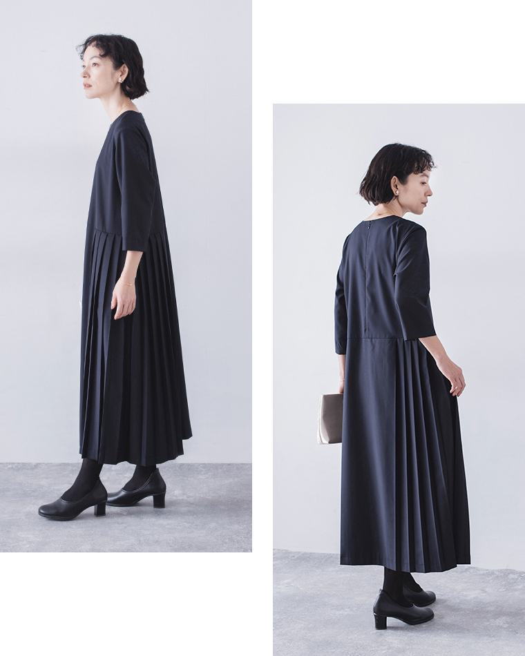 ネイビーのワンピースの横向きのスタイルと後ろ姿